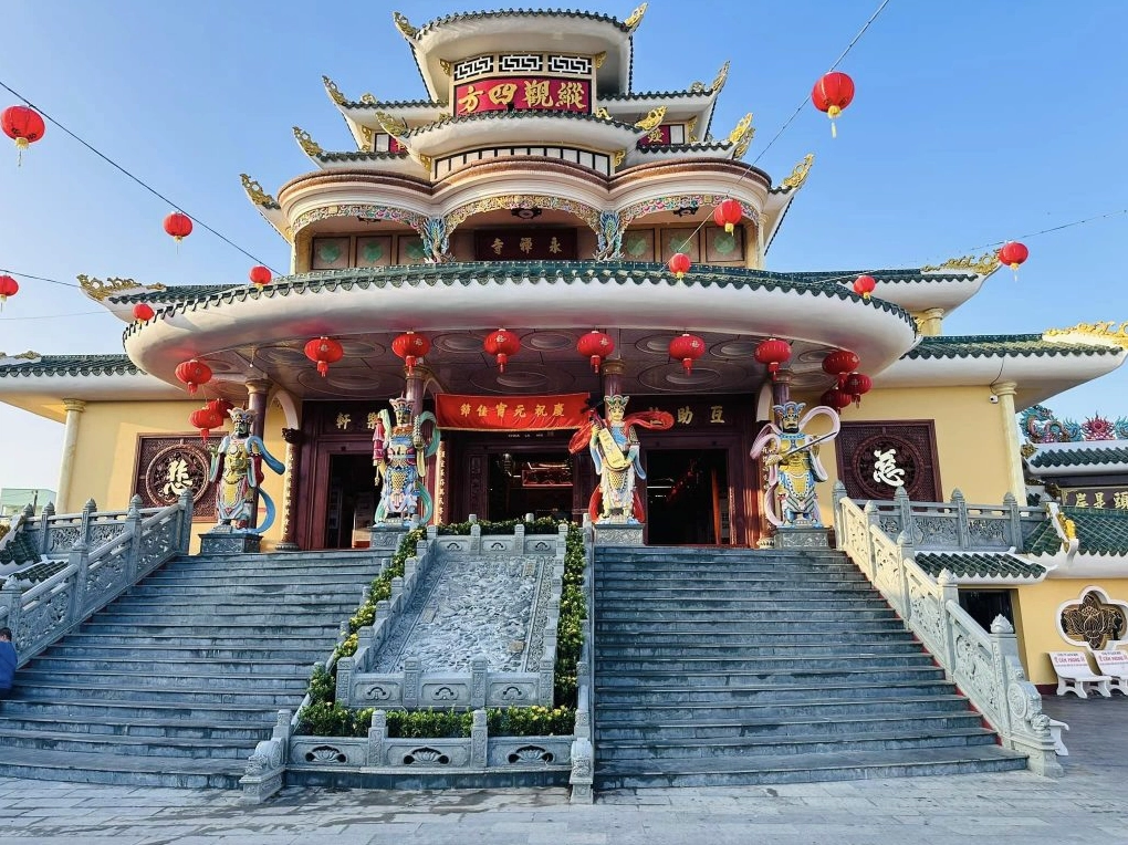 Du khách tham quan, chiêm bái tại chùa La Hán