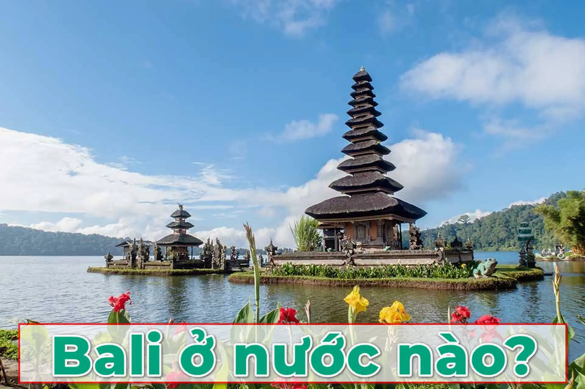Du khách tham quan đền ở Bali