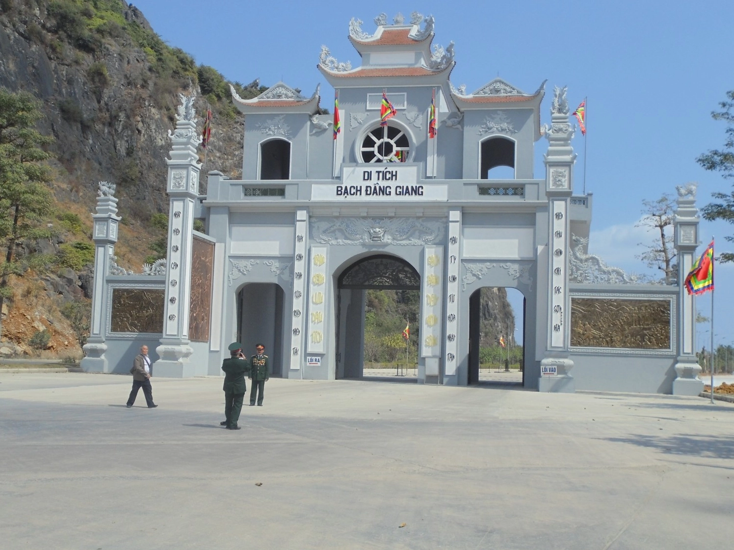 Du khách tham quan Khu Di Tích Bạch Đằng Giang