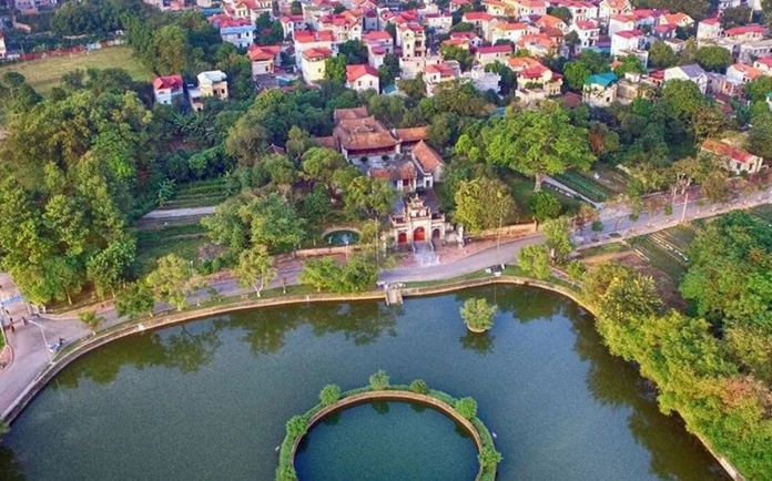 Du khách tham quan Thành Cổ Loa