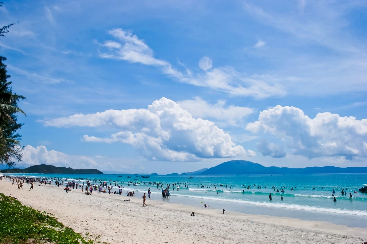 Du khách thư giãn trên bãi biển Đồ Sơn