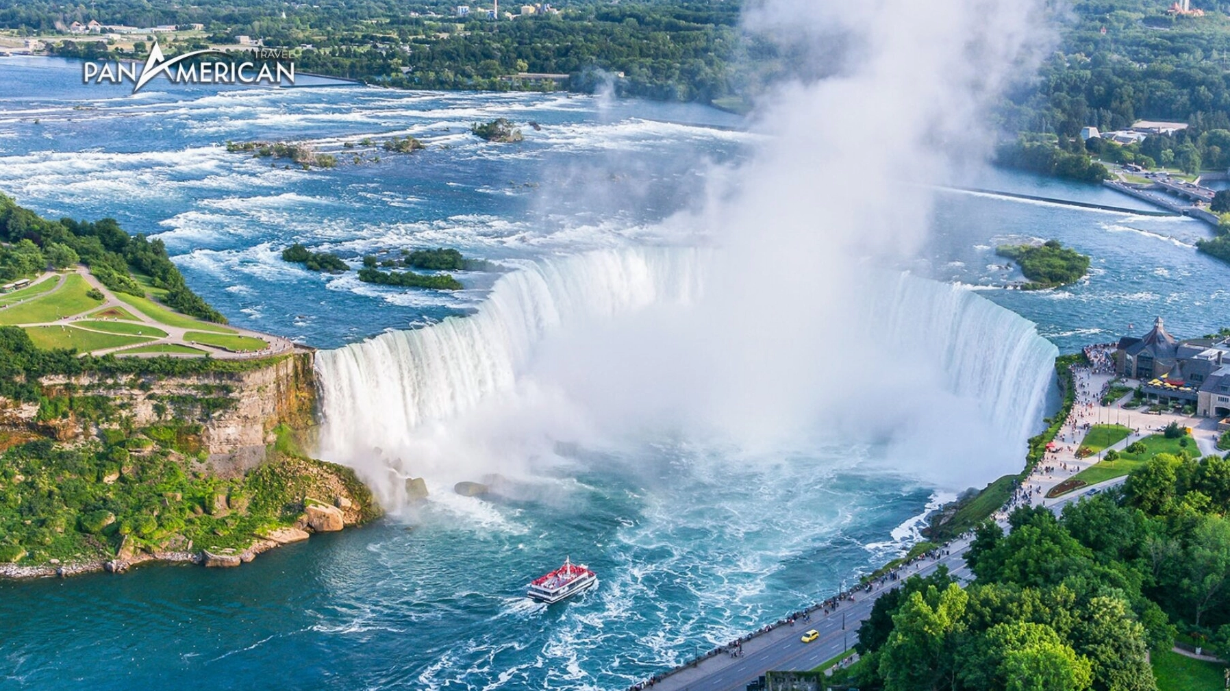 Du khách trên thuyền Maid of the Mist gần chân thác