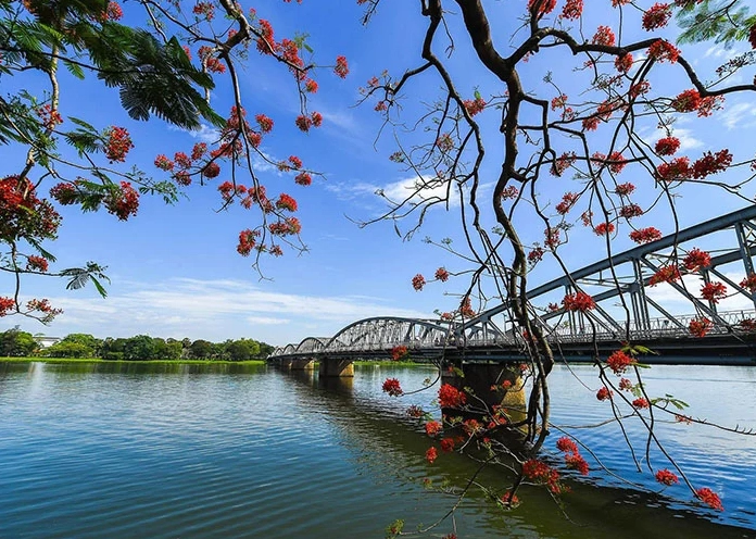 Du thuyền trên Sông Hương