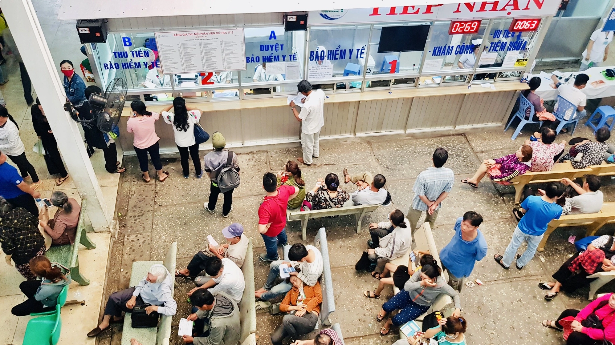 Gia đình đang khám sức khỏe định kỳ