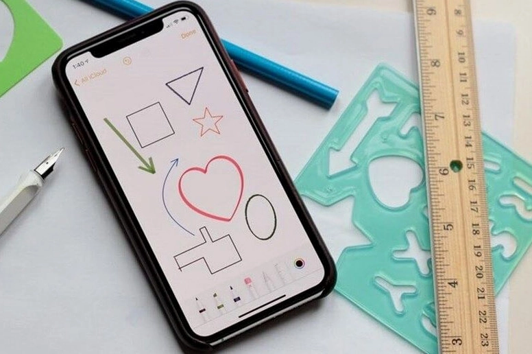 Giao diện ứng dụng vẽ tranh với các công cụ và lớp màu