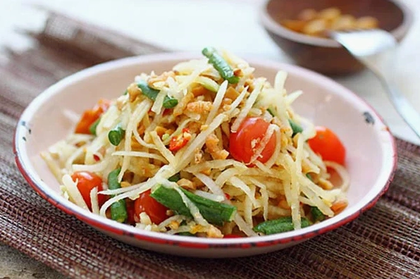 Gỏi đu đủ chua ngọt hấp dẫn