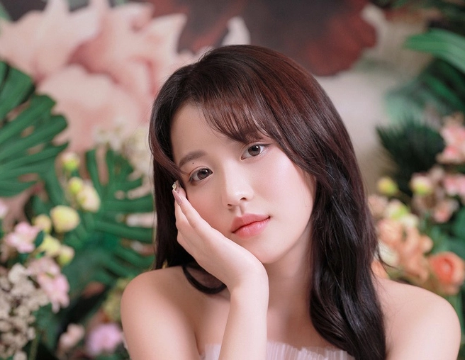 Han Sara trong trang phục đời thường