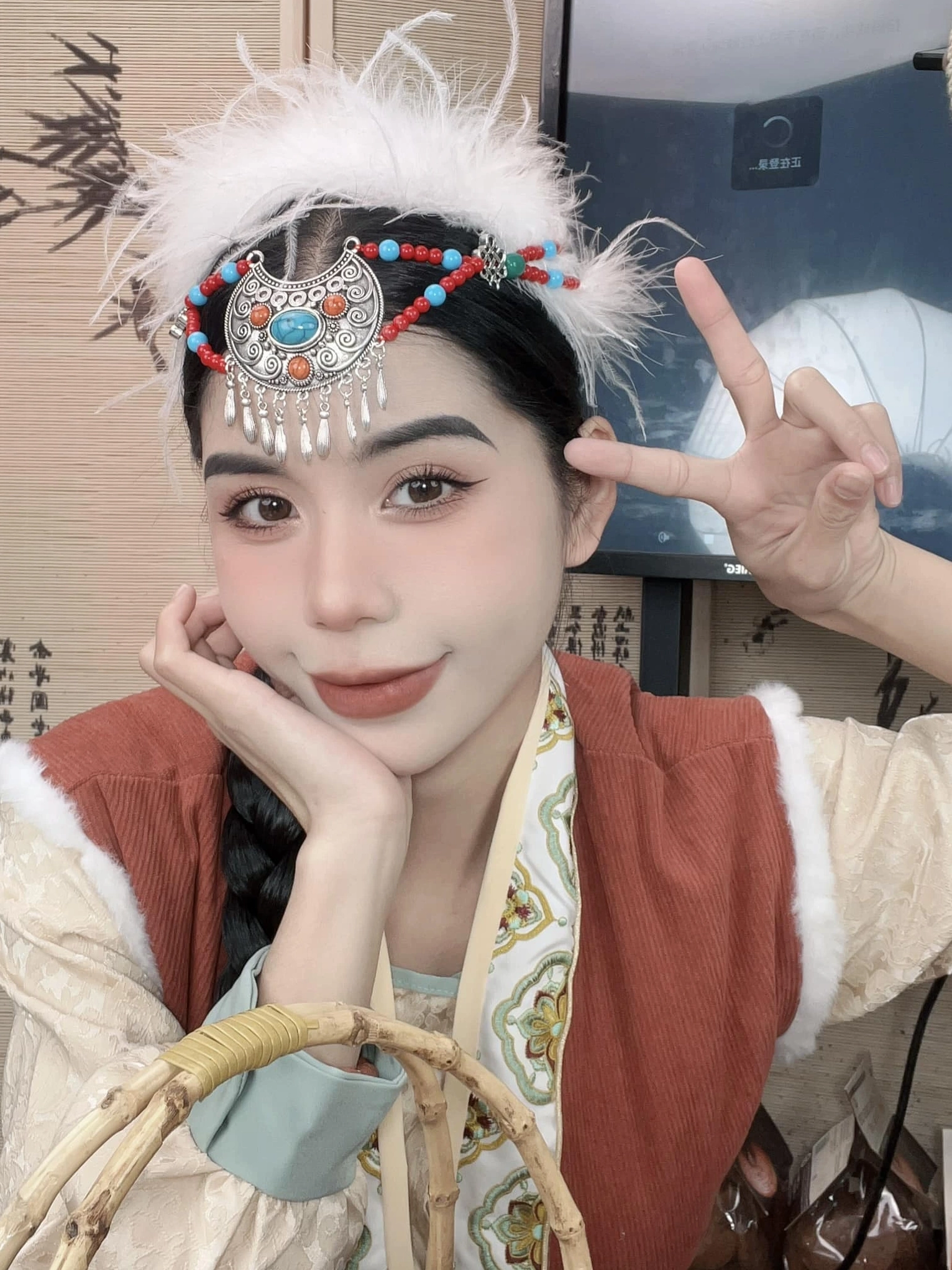Hằng Du Mục trong trang phục truyền thống địa phương