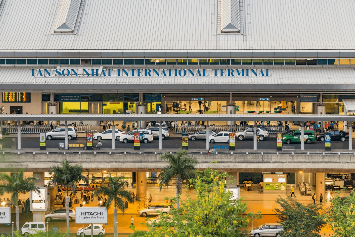 Hành khách làm thủ tục tại Sân bay Tân Sơn Nhất
