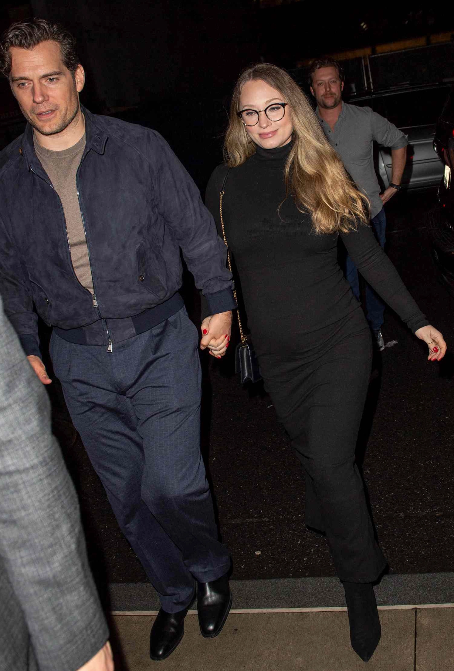 Henry Cavill và Natalie Viscuso thể hiện tình cảm