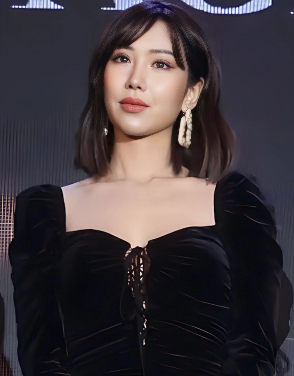 Hình ảnh ca sĩ Min biểu diễn