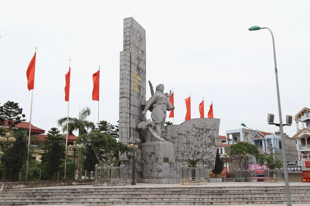 Hình ảnh chim phượng hoàng đỏ trên cây