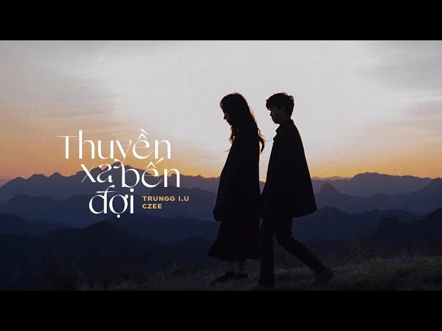 Hình ảnh con thuyền cô đơn trên biển