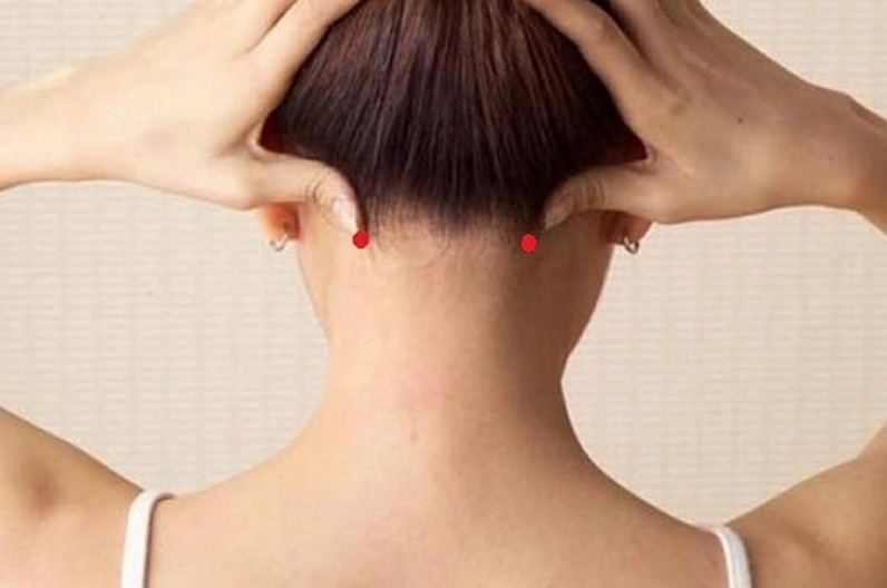Hình ảnh minh họa cách xác định huyệt Phong Trì