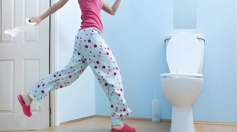 Hình ảnh minh họa phụ nữ cảm thấy khó chịu vì triệu chứng tiểu tiện