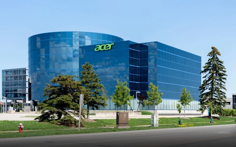 Hình ảnh một người đang sử dụng laptop Acer trong không gian làm việc