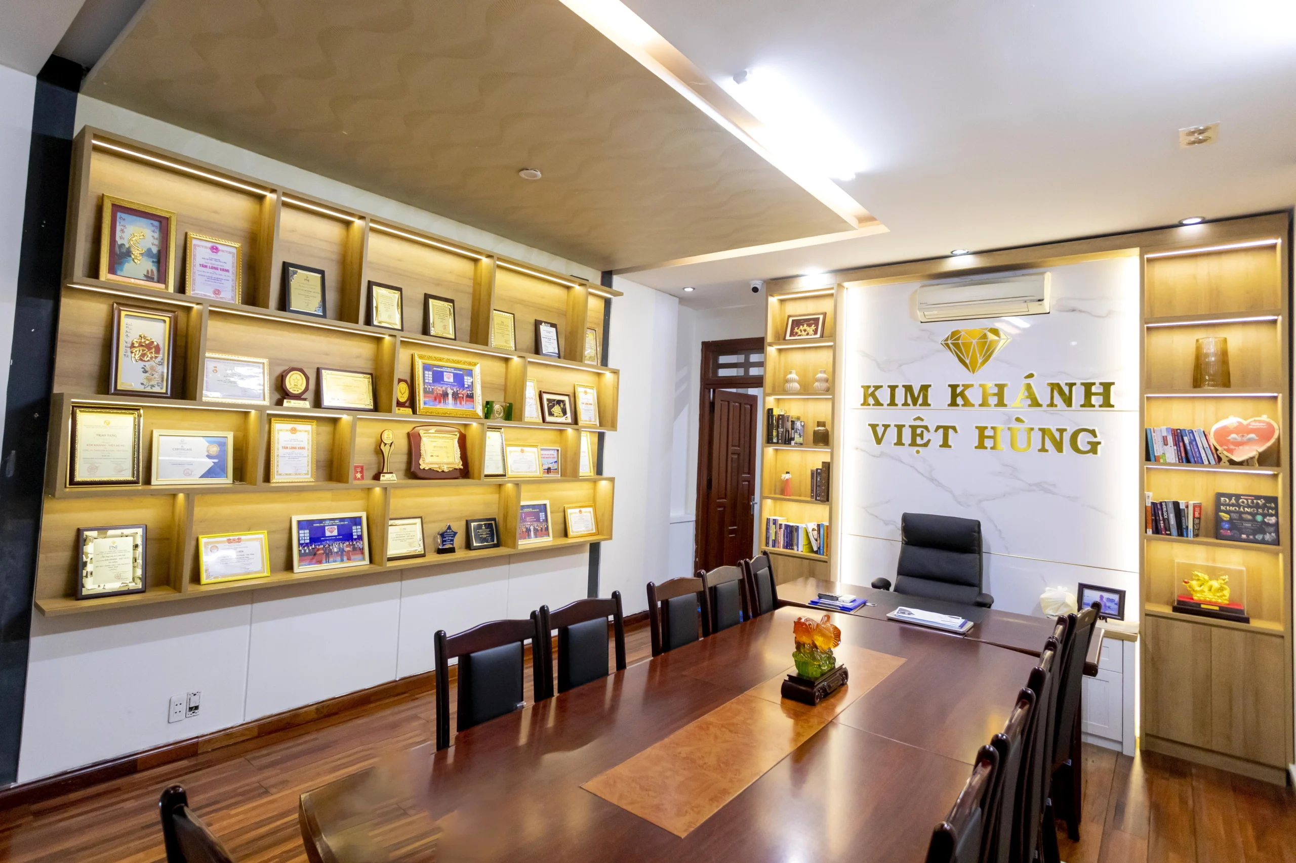 Hình ảnh về sự phát triển của Kim Khánh Việt Hùng