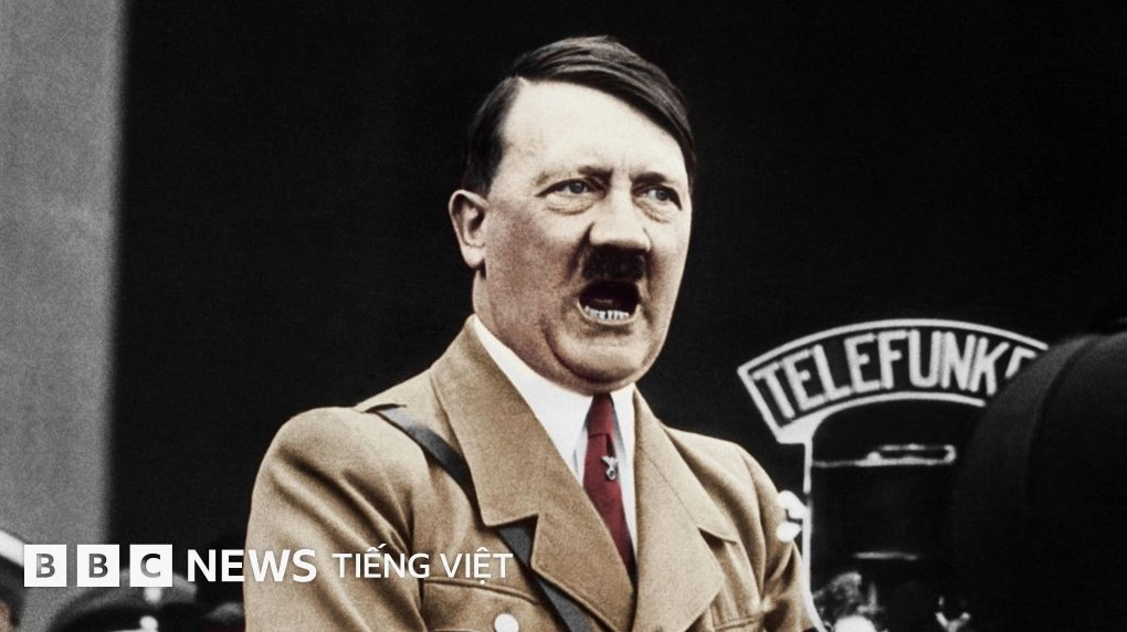 Hitler phát biểu trước đám đông