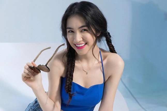 Hòa Minzy biểu diễn trên sân khấu