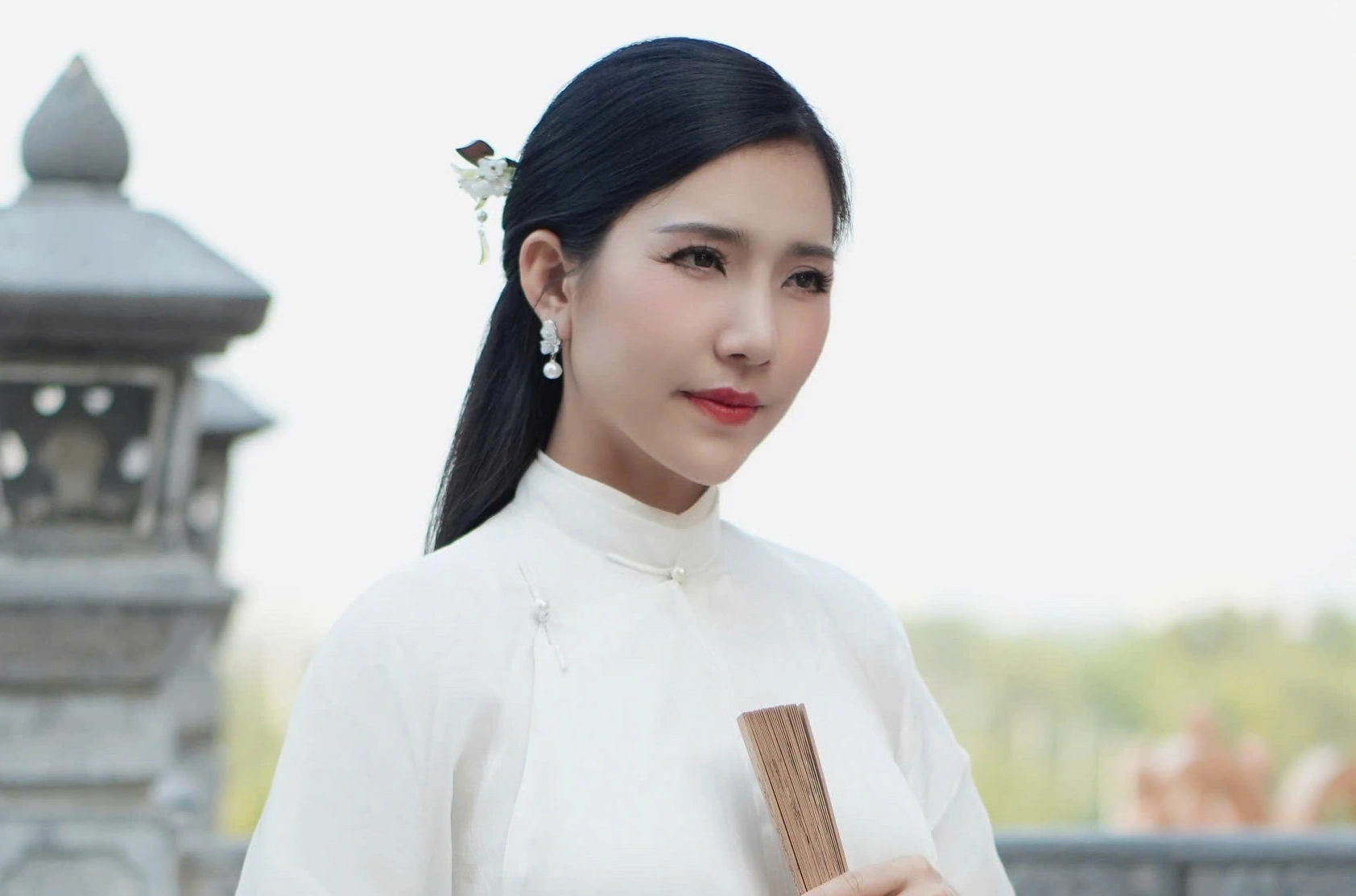 Hoàng Y Nhung tại một buổi gặp gỡ