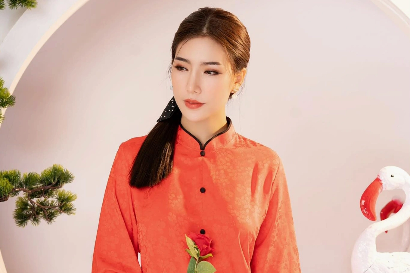 Hoàng Y Nhung trong một buổi họp báo