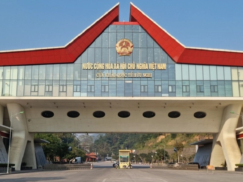 Hoạt động sôi động tại Cửa khẩu Hữu Nghị