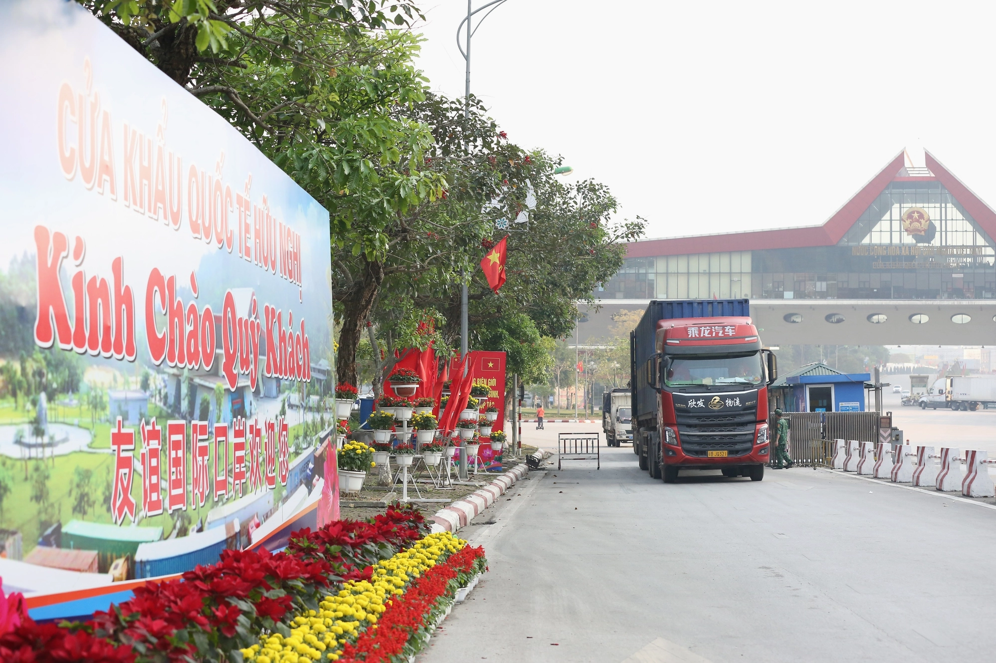 Hoạt động vận tải tại Cửa khẩu Hữu Nghị