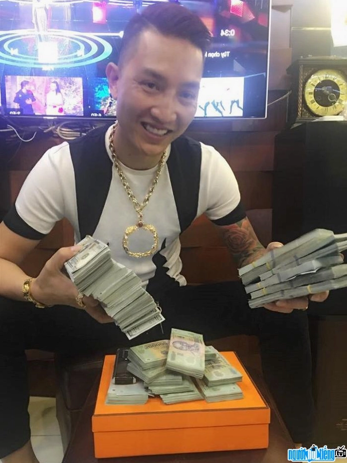 huan-hoa-hong-sinh-nam-bao-nhieu-he-lo-thong-tin-chi-tiet_992