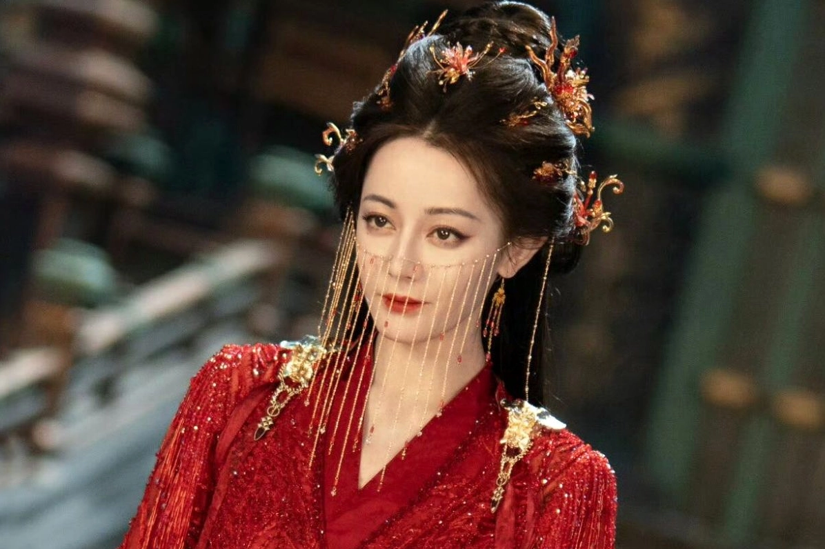 Địch Lệ Nhiệt Ba khoe sắc trên thảm đỏ