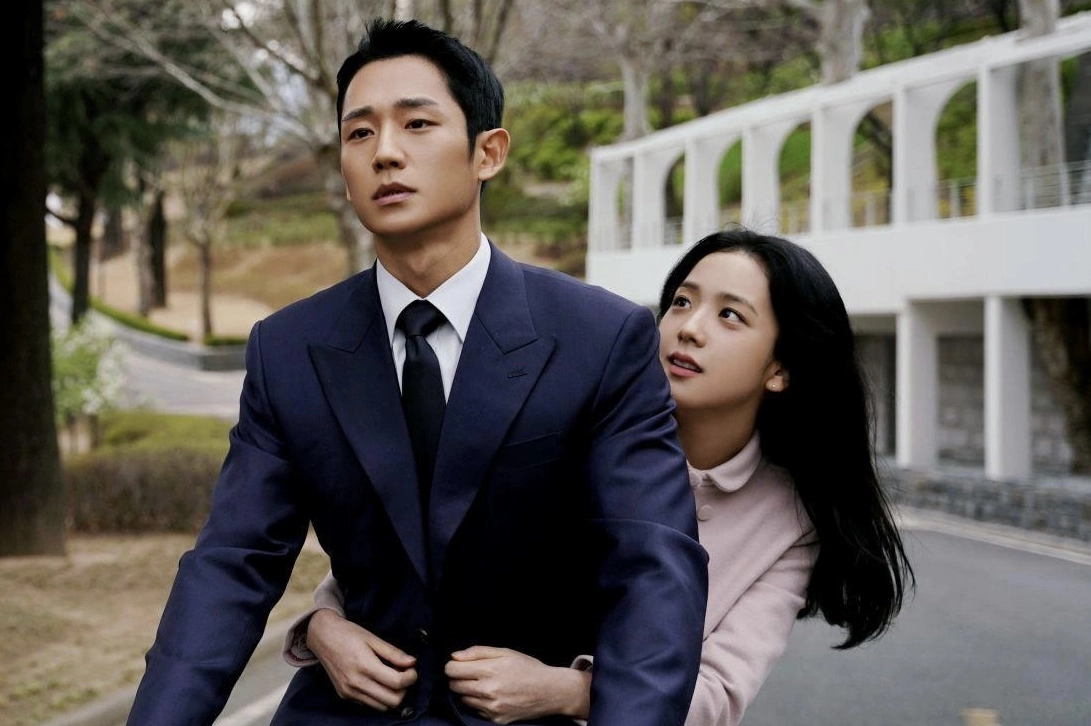 Jisoo và Jung Hae In trong cảnh quay lãng mạn