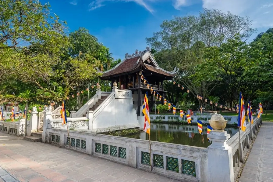 Khách du lịch tham quan Chùa Một Cột