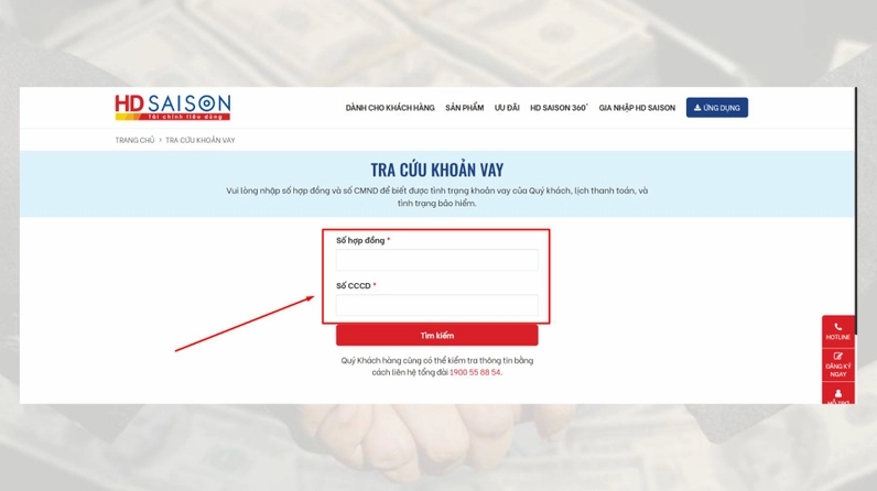 Khách hàng đang tra cứu thông tin hợp đồng tài chính