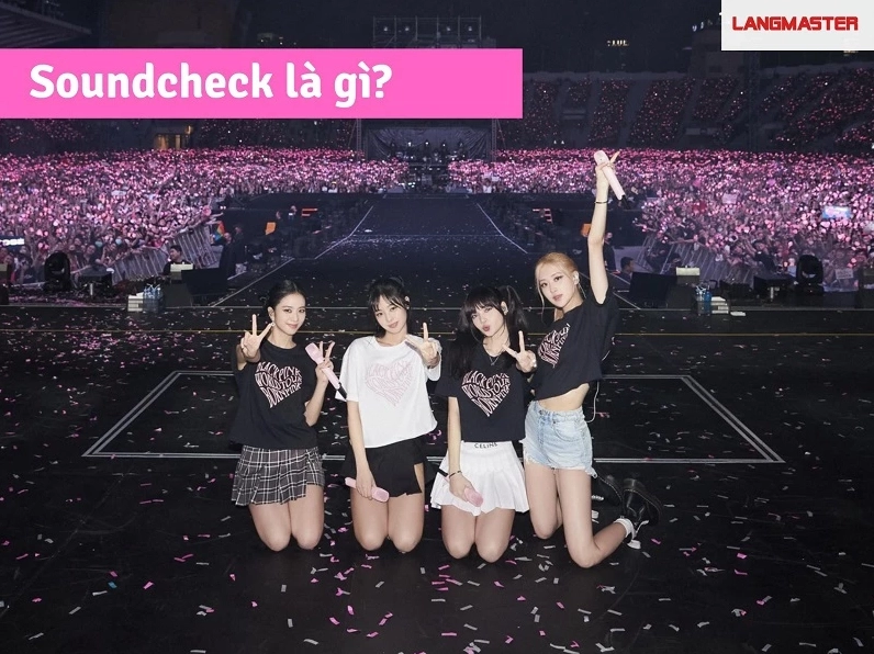 Khán giả hòa mình vào không khí của một live concert.