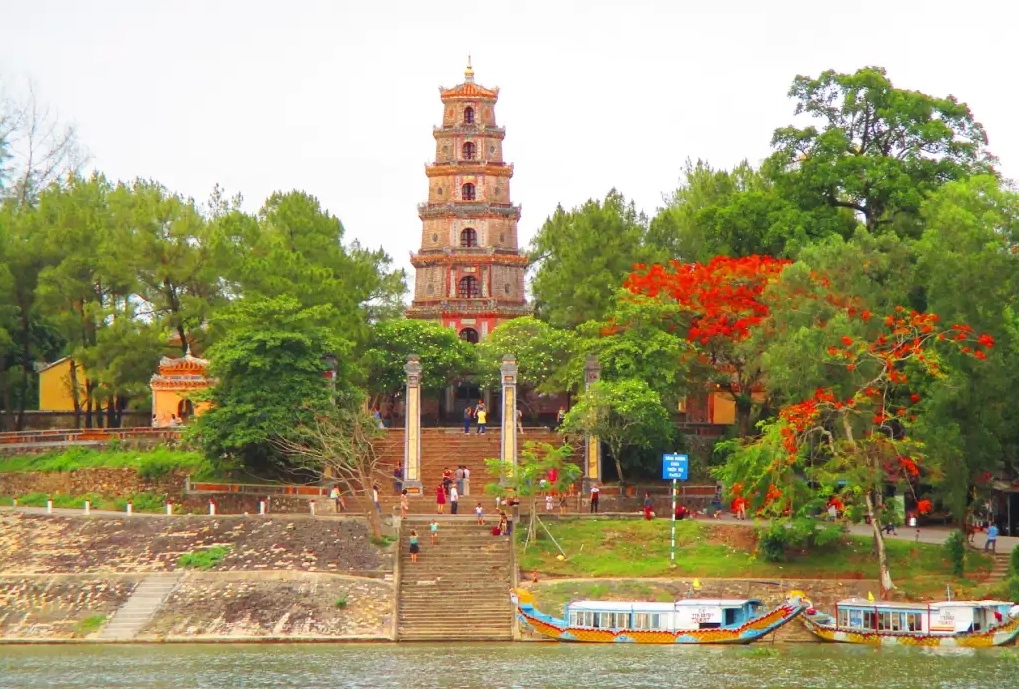 Không gian thanh tịnh bên trong chùa Thiên Mụ