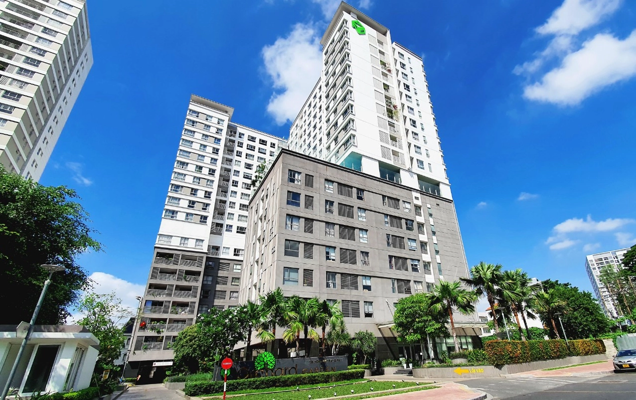 Khu vườn xanh tươi với cây ăn trái