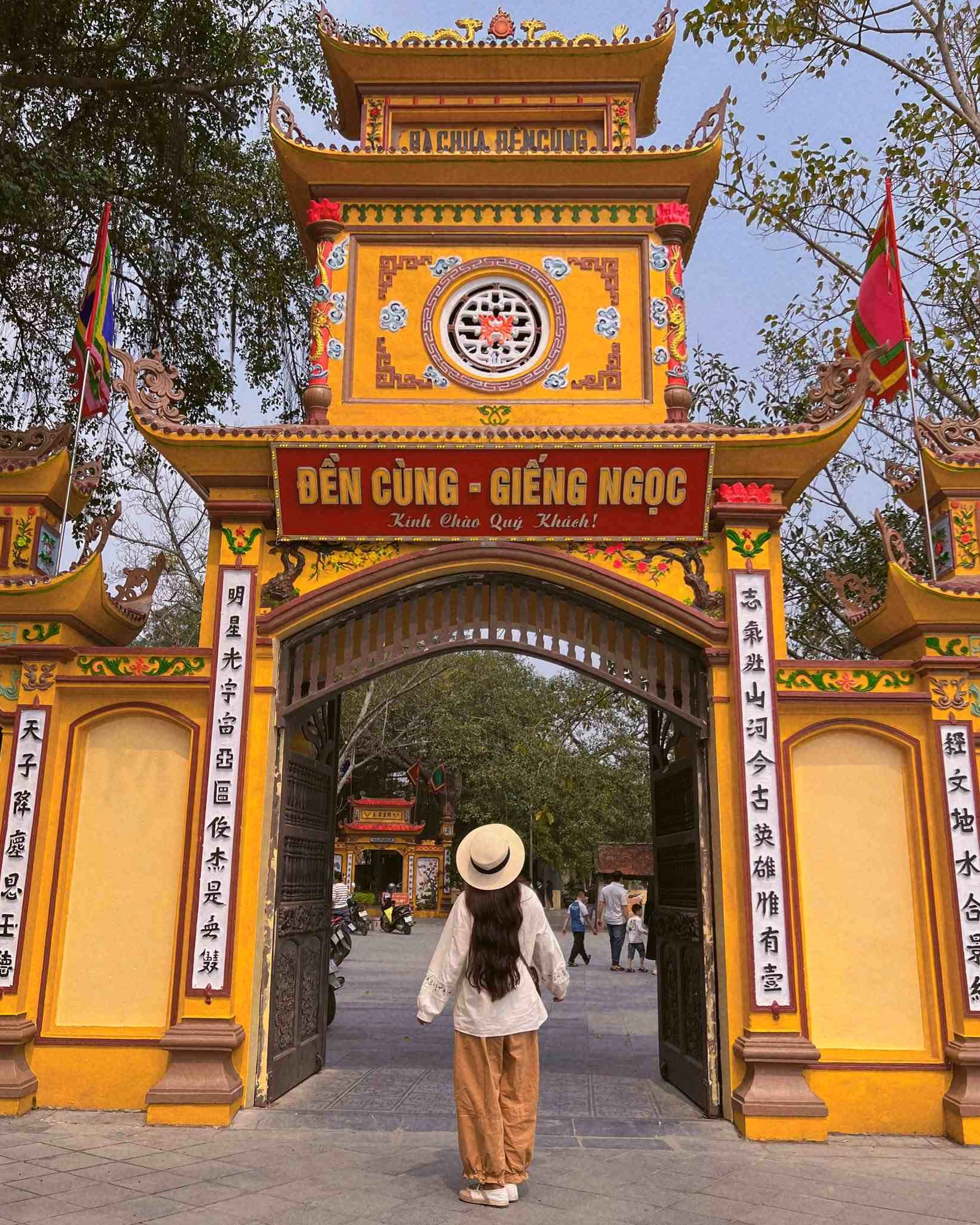 Khung cảnh thanh bình xung quanh Đền Cùng Giếng Ngọc