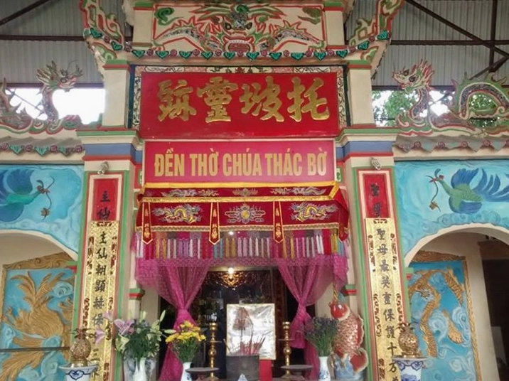 Kiến trúc cổ kính của Đền Chúa Thác Bờ