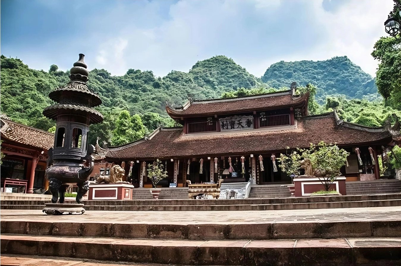 Kiến trúc cổ kính của một ngôi chùa tại Chùa Hương