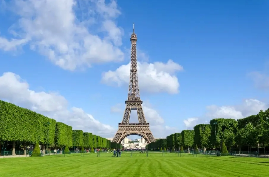 Kiến trúc Tháp Eiffel nhìn từ xa