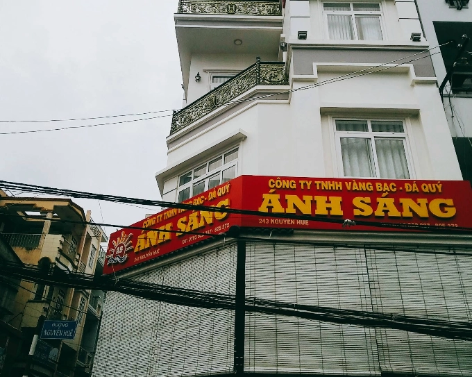Kim cương lấp lánh tại Tiệm Vàng Ánh Sáng