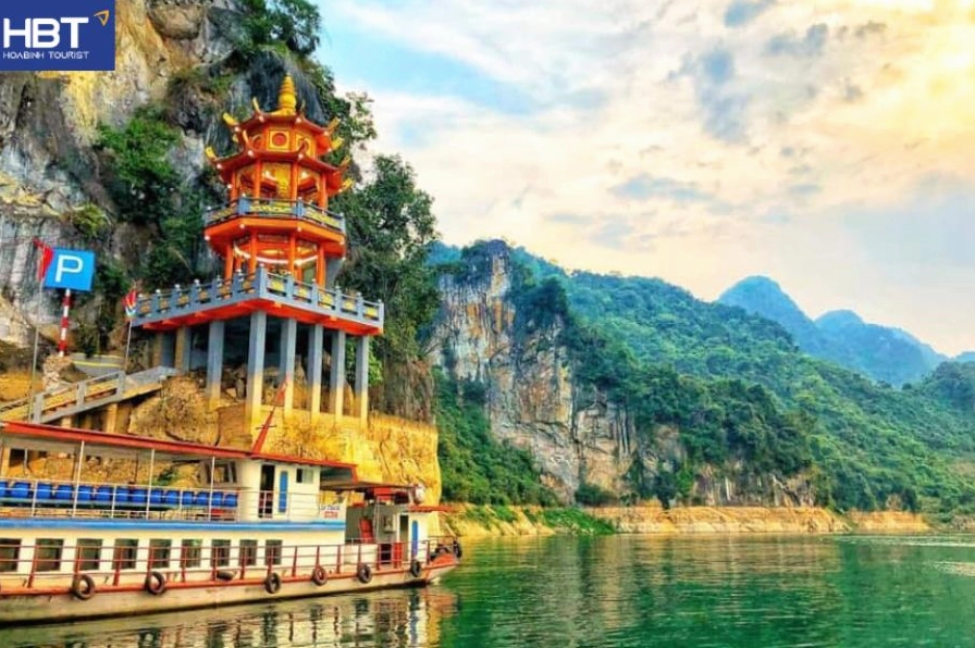 Lễ hội tại Đền Chúa Thác Bờ với nhiều người dân tham dự
