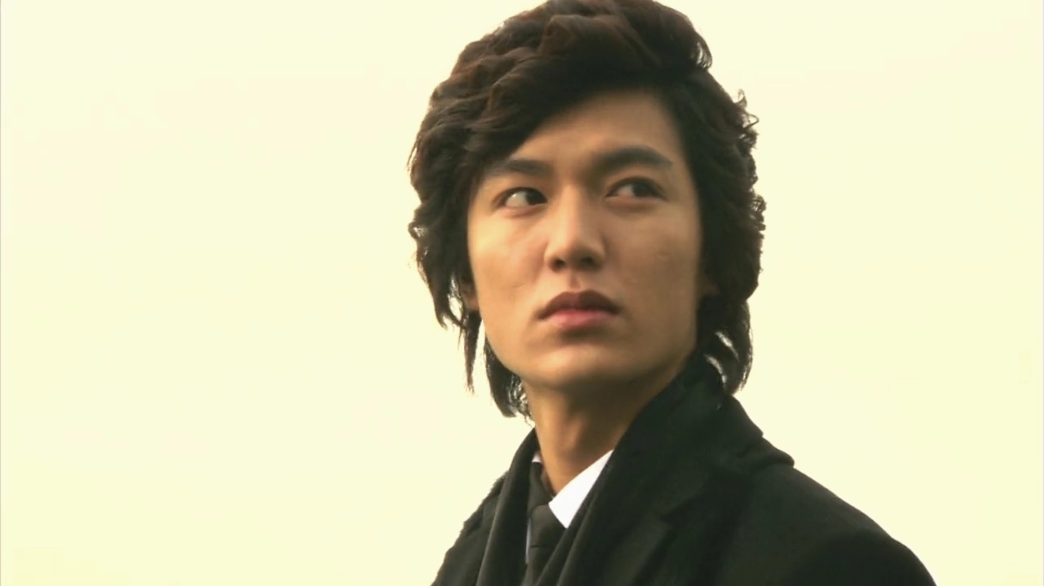 Lee Min Ho trong một buổi chụp hình thời trang