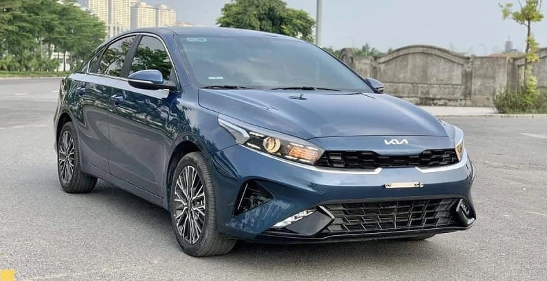Lịch sử xe Kia'></p>

<h2>Bước ngoặt lịch sử: Sự hợp tác với Hyundai và định vị thương hiệu toàn cầu</h2>
<p>Cuối những năm 1990, thị trường ô tô thế giới chứng kiến sự sáp nhập và hợp tác giữa nhiều tập đoàn lớn. Kia cũng không ngoại lệ. Cuộc khủng hoảng tài chính châu Á năm 1997 đã đặt Kia vào một tình thế khó khăn, dẫn đến việc phải tìm kiếm đối tác chiến lược. Cuối cùng, Hyundai Motor Company đã trở thành cổ đông lớn nhất của Kia, đánh dấu một chương mới trong lịch sử của cả hai thương hiệu.</p>

<h3>Tầm nhìn mới và chiến lược tái cấu trúc</h3>
<p>Dưới sự hậu thuẫn của Hyundai, Kia đã có cơ hội tái cấu trúc, đầu tư mạnh mẽ vào nghiên cứu và phát triển (R&D), cũng như mở rộng mạng lưới sản xuất và phân phối toàn cầu. Triết lý thiết kế mới, tập trung vào sự trẻ trung, năng động và hiện đại đã được áp dụng, tạo nên những cú hích lớn trên thị trường.</p>

<p>Sự ra đời của những mẫu xe mang tính biểu tượng như Kia Sportage, Kia Sorento, Kia Cerato (Forte) hay Kia Rio đã nhanh chóng ghi điểm trong mắt người tiêu dùng. Thiết kế ấn tượng, chất lượng được cải thiện đáng kể cùng mức giá cạnh tranh đã giúp Kia tạo dựng được danh tiếng và lòng tin trên phạm vi quốc tế. Việc tìm hiểu về <a href='https://tainhaccho.vn/' target='_blank'>tainhaccho.vn</a> có thể giúp bạn khám phá thêm các khía cạnh liên quan đến thị trường âm nhạc và giải trí, một phần nào đó ảnh hưởng đến xu hướng tiêu dùng và thiết kế sản phẩm.</p>

<p style=