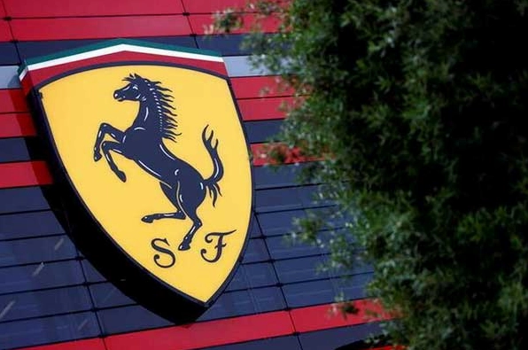 Logo Ferrari và một chiếc xe Ferrari cổ điển