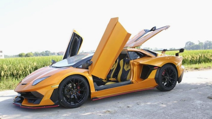 Logo Lamborghini và một mẫu xe ấn tượng