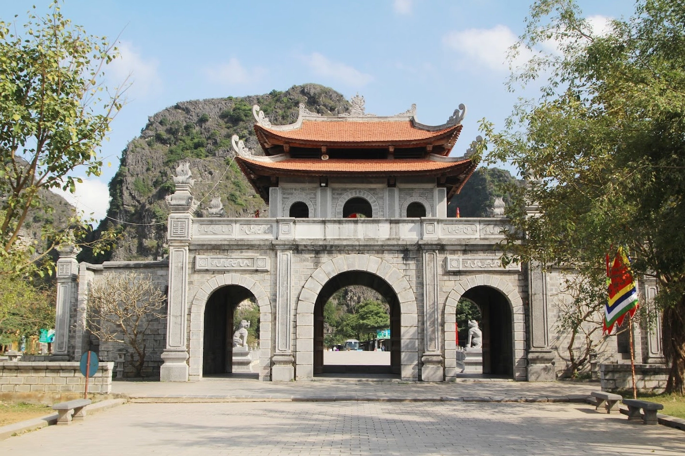 Lối vào khu di tích Cố đô Hoa Lư