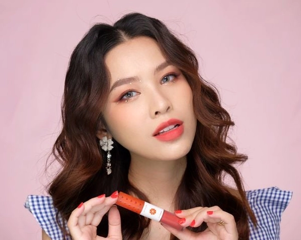 Ly lemonade tươi mát với đá và lát chanh