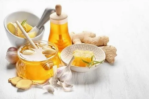 Ly nước chanh gừng ấm vào buổi sáng