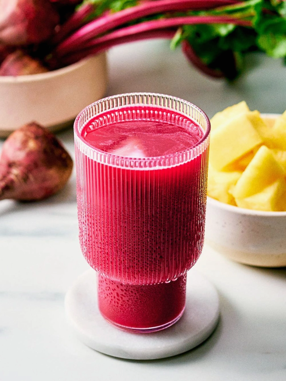 Ly nước ép củ dền đầy màu sắc
