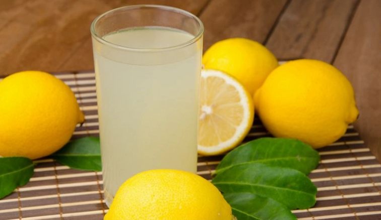 Ly nước vỏ chanh ấm vào buổi sáng